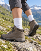 Marche sur un sentier de montagne, chaussettes claires