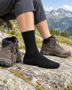 Halte sur un rocher, pied en chaussette noire